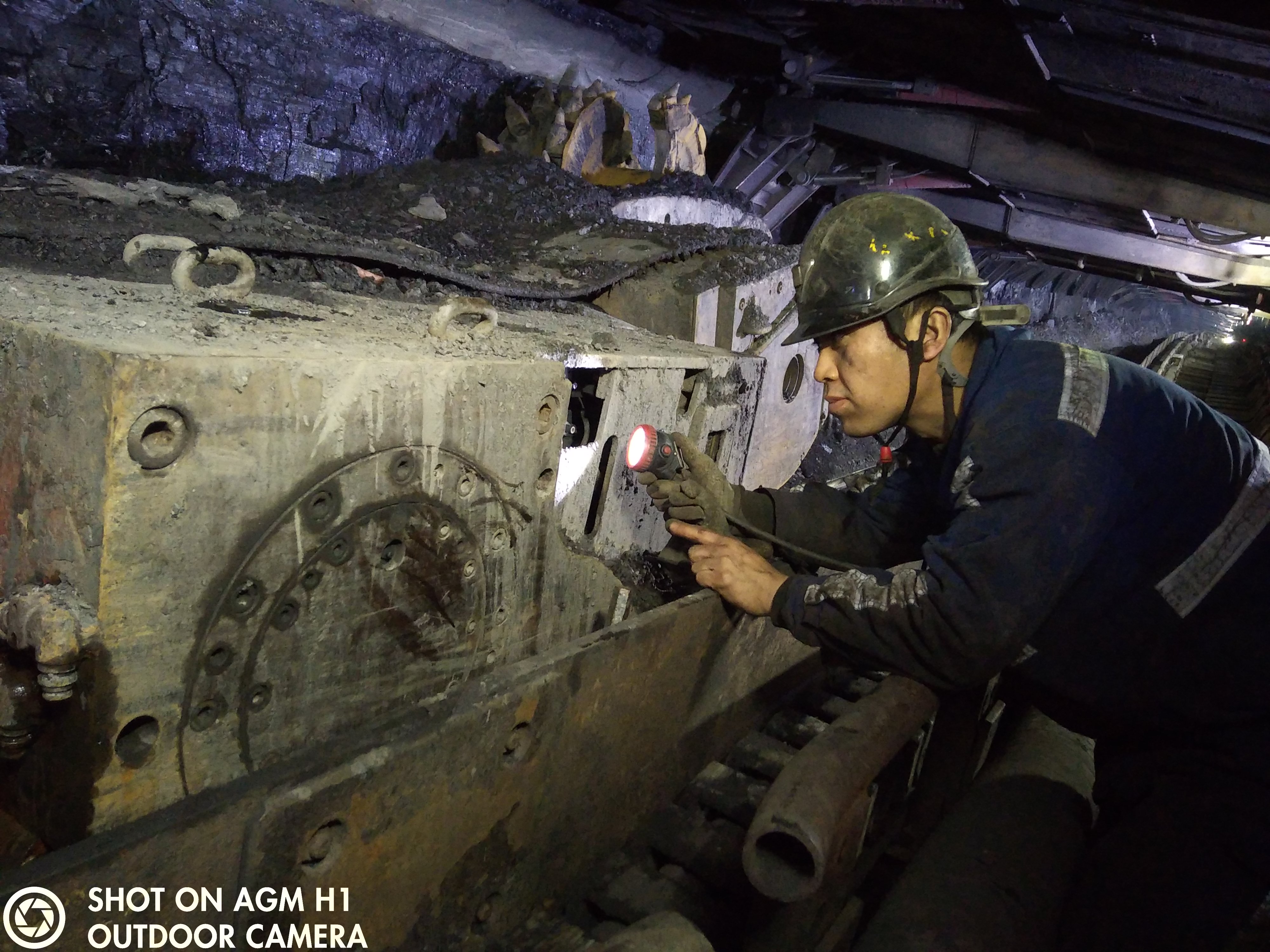 0点20分，，，，，，，煤机磨练工武艳龙检查煤机油脂    张锋摄.jpg