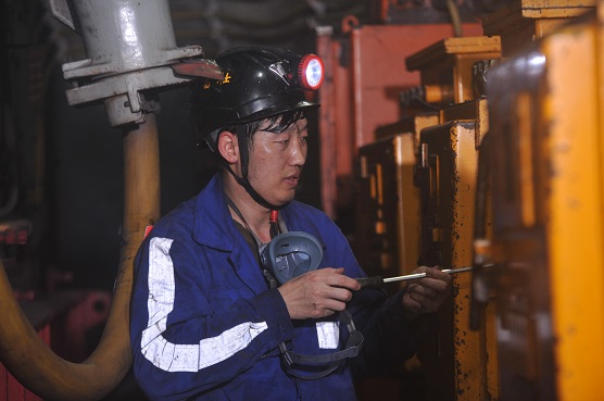 不放过每一颗螺丝钉 刘强摄.jpg