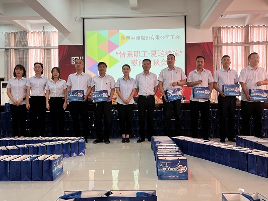 工会向导与干部职工合影   刘小龙摄.jpg