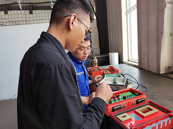 厂家指导升级装备软件系统    孙磊 摄.jpg