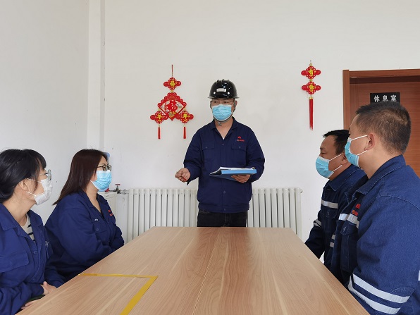 机修厂风井值守职员岗前聚会   王超   摄.jpg