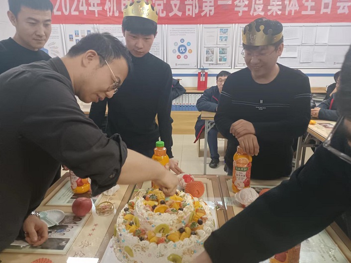 寿星吃蛋糕，，，，，，许愿-刘随平提供.jpg