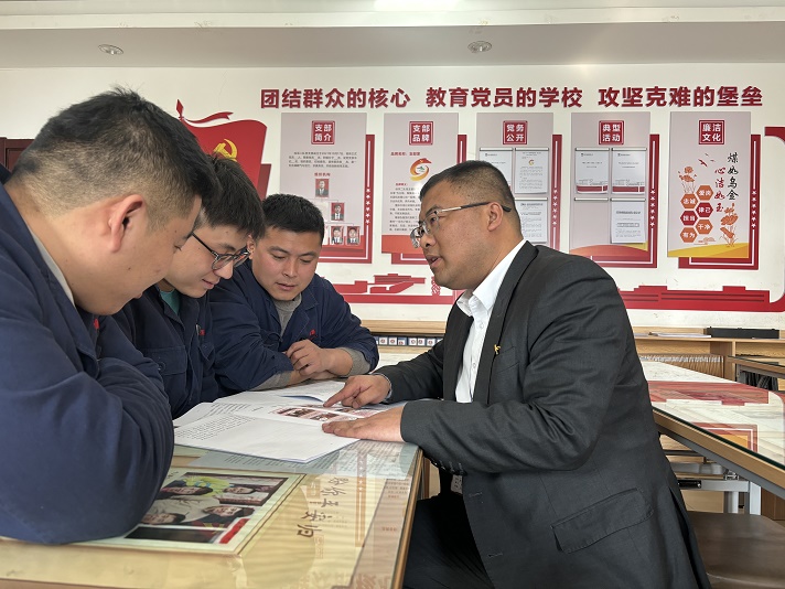 支部书记解说“清廉超凡娱乐官网” 王宇宵摄.jpg