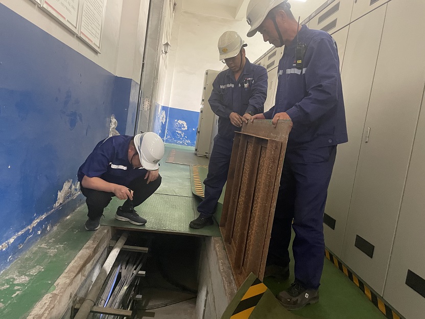 图四   排查隐患，，，，，，，确保清静 超凡娱乐官网煤矿生产运营公司袁大滩选煤厂  万小波  提供.jpg.jpg