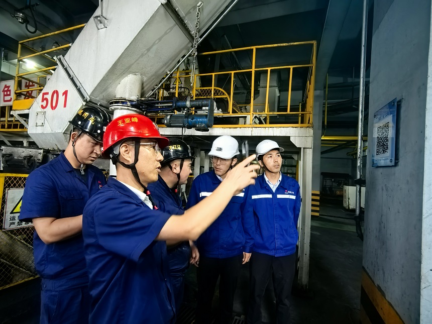 图二   现场学习兄弟单位立异手艺。。。。。   超凡娱乐官网煤矿生产运营公司选运队  张瑞瑞 提供.jpg